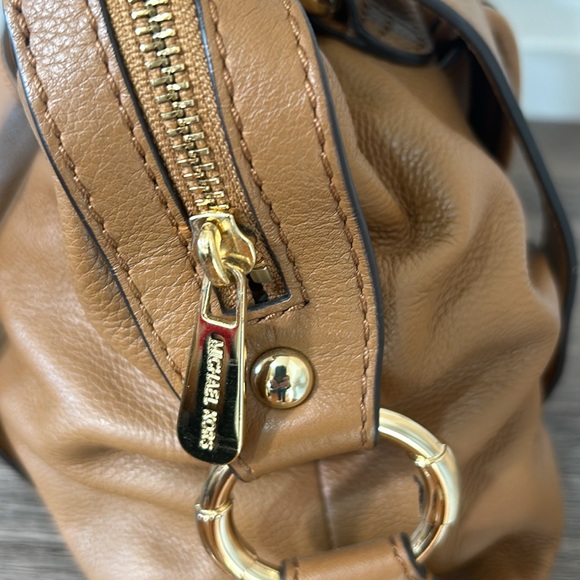 MICHAEL KORS FULTON BROWN PEBBLED LEATHER SHOULDER BAG - Picture 13 of 16